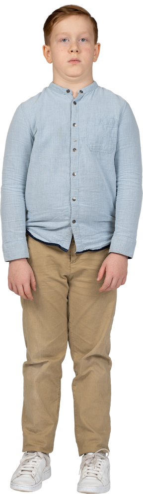 Vista frontal de un niño con ropa informal mirando a la cámara