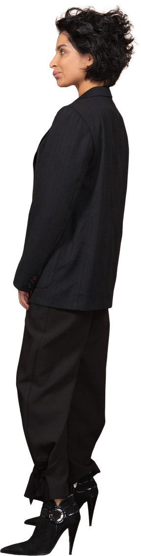 Vista lateral de uma empresária fazendo careta em um terno preto