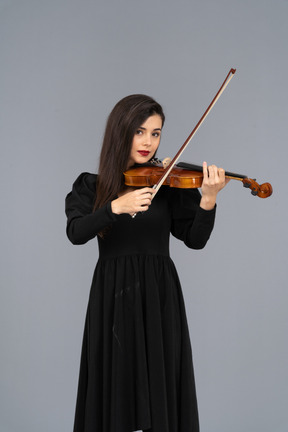 Gros plan, de, a, jeune femme, dans, robe noire, jouer violon