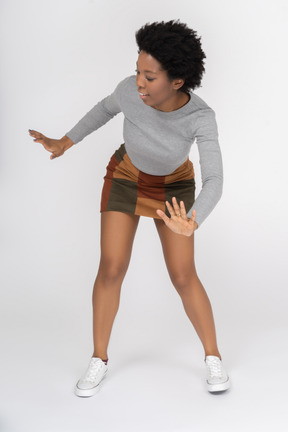 Joyeuse fille africaine dansant
