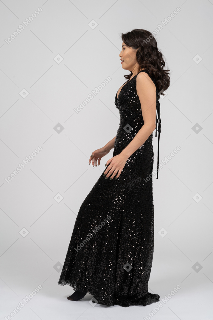 Donna che balla indossando l'abito da sera nero