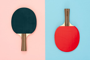 Raquetas de ping pong sobre fondo de contraste