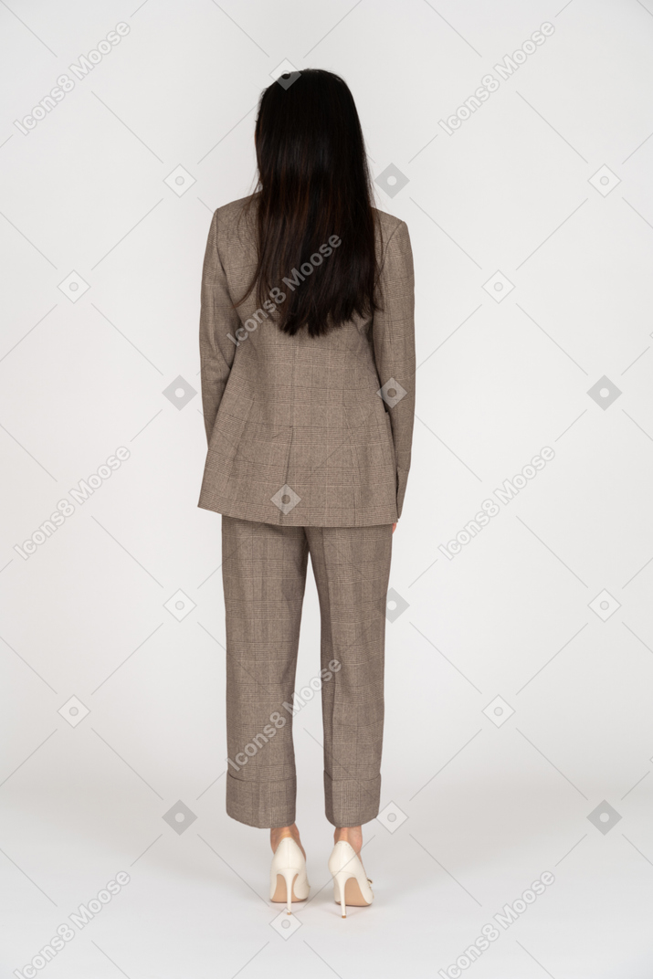 Vista traseira de uma jovem em um terno marrom
