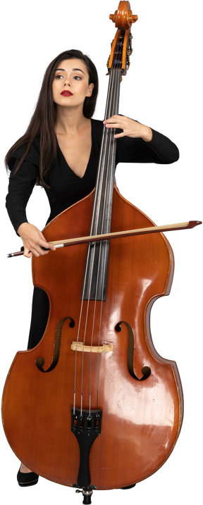 Vista frontale di una giovane donna in abito nero che suona il contrabbasso con un arco