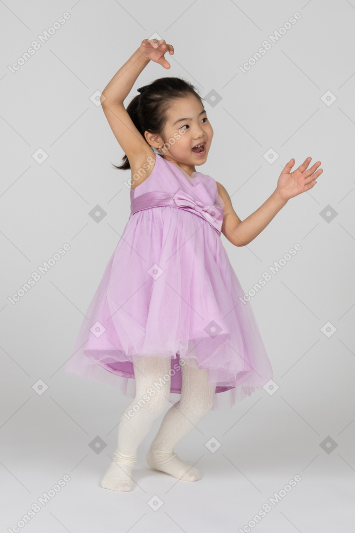 Chica con un vestido rosa jugando