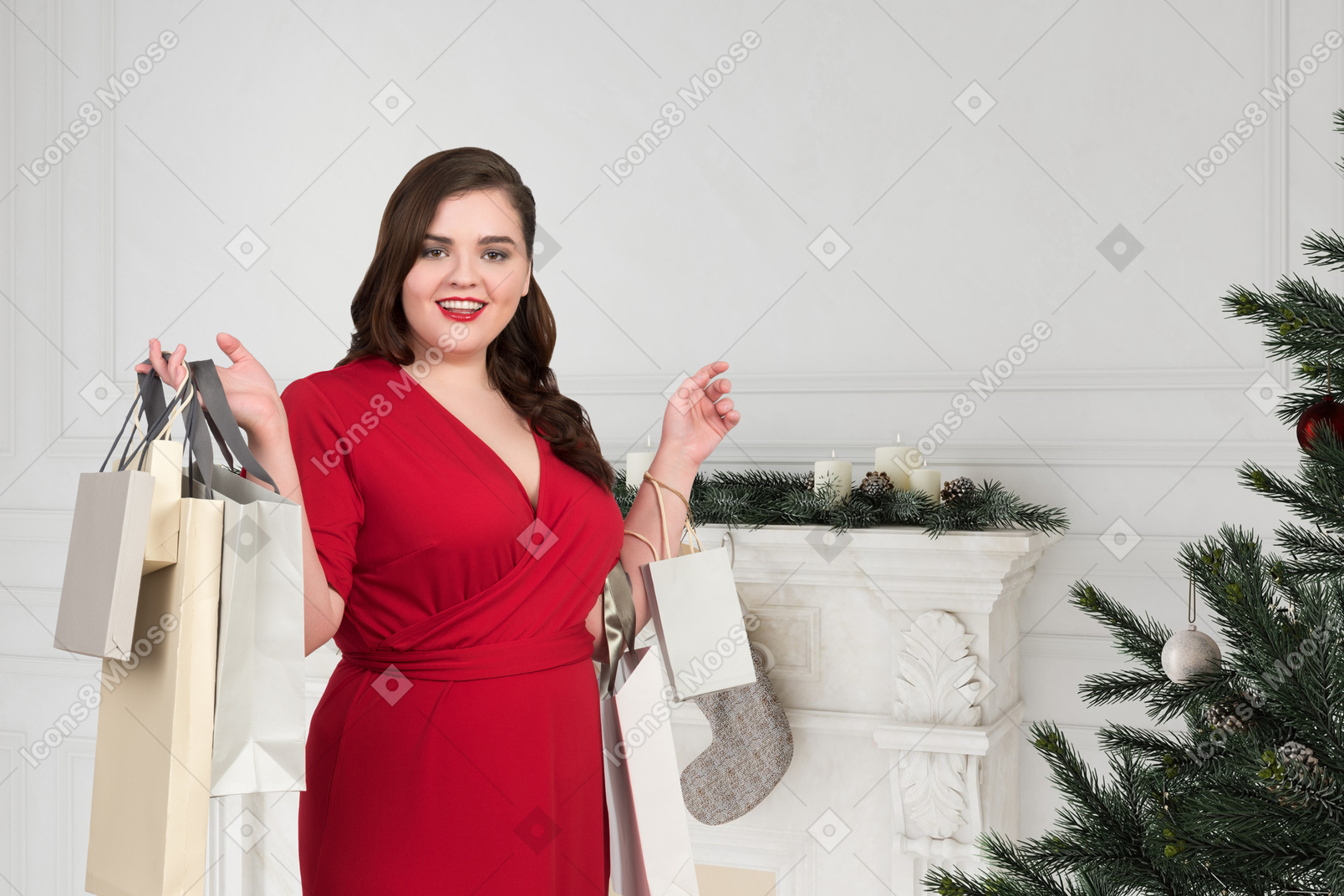 Пухлая женщина после рождественских покупок