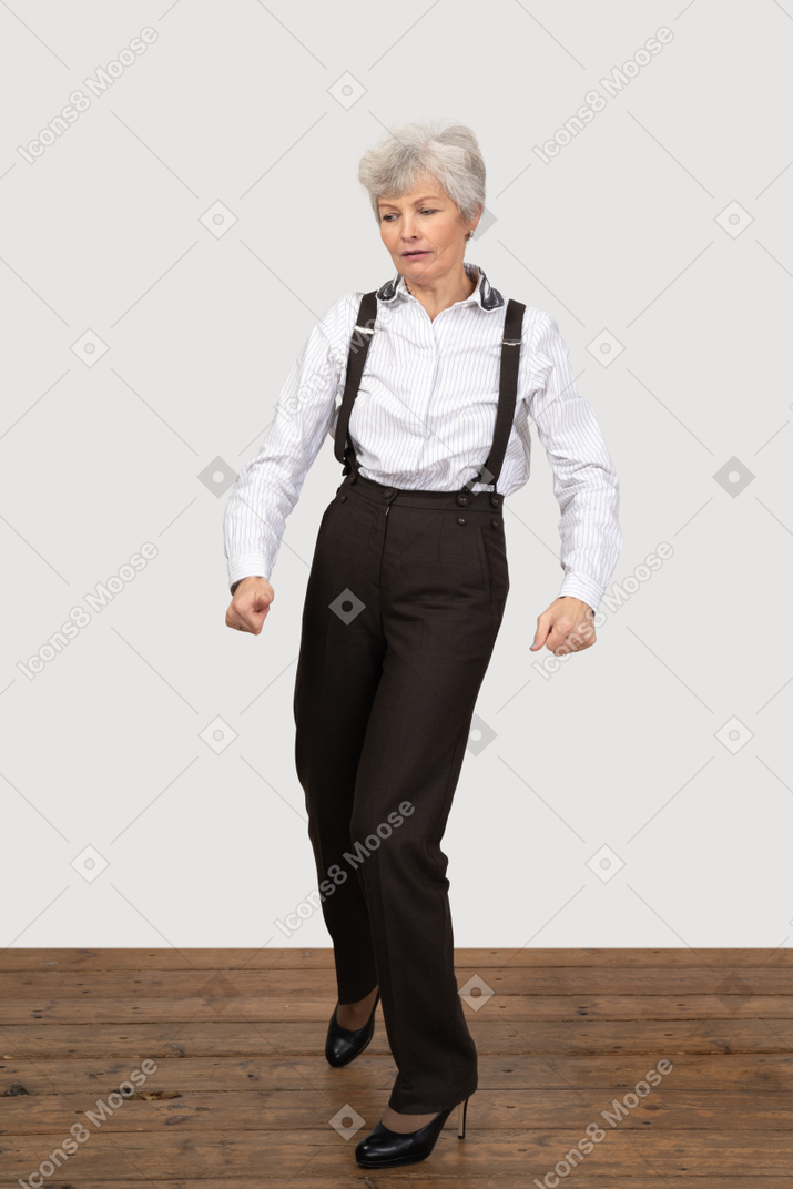 Donna in abiti formali in piedi con le braccia ai lati