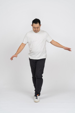Вид спереди человека в повседневной одежде, идущего с распростертыми руками