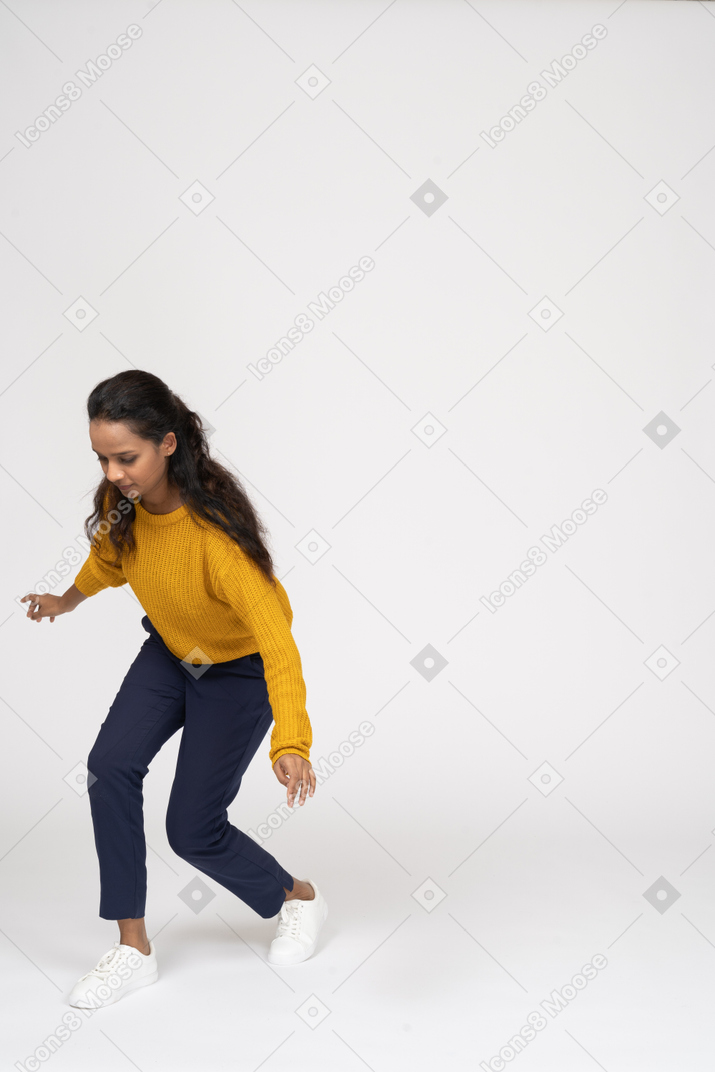 Vista frontal de uma garota com roupas casuais caminhando