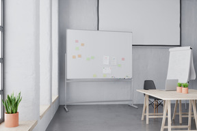 Salle de classe avec tableau blanc et écran de projection