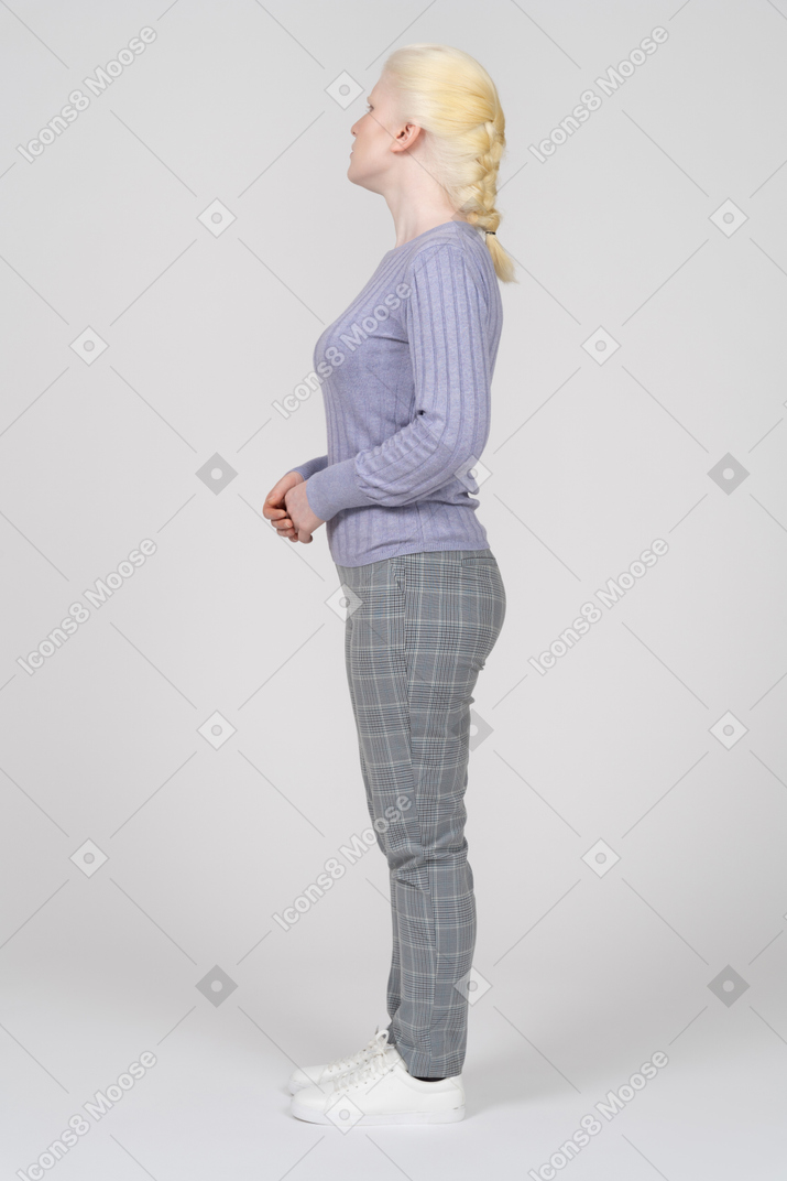 Vista lateral, de, un, mujer joven, posición, con, doblado, manos