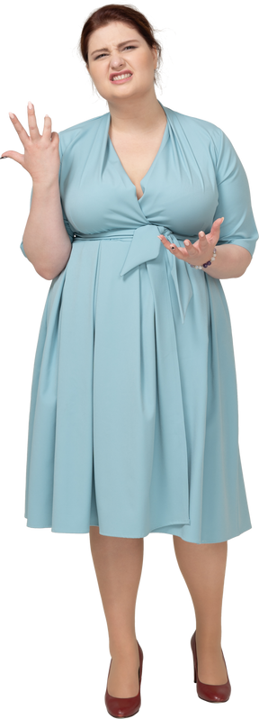 Vue de face d'une femme en bleu faisant des gestes et faisant des grimaces
