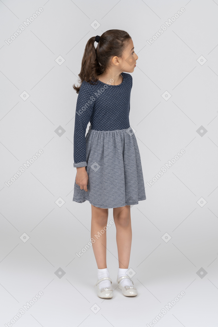 Vista frontal de una niña girando la cabeza y mirando hacia otro lado