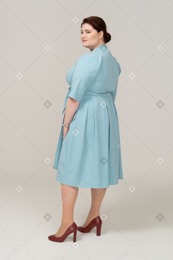 Vue latérale d'une femme en robe bleue
