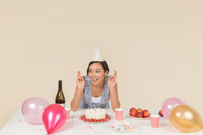 Junge asiatische frau, die geburtstag feiert