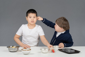 两个小男孩在做饭的时候开心