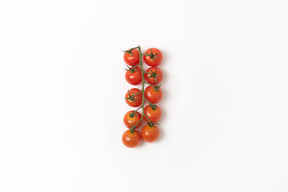 Гроздь спелых красных помидоров