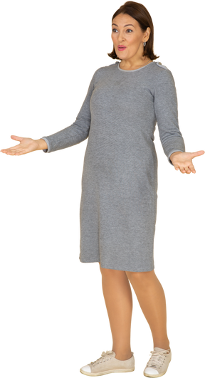 Vista frontale di una donna in abito grigio