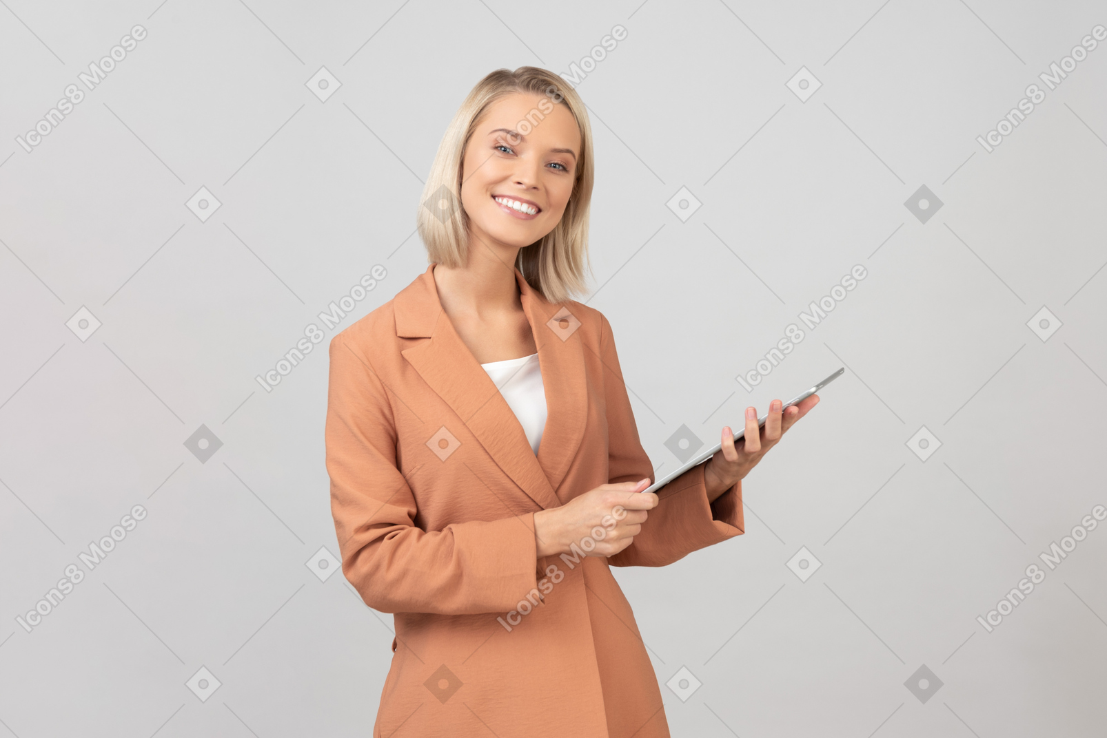 Jovem e bela mulher segurando um tablet digital