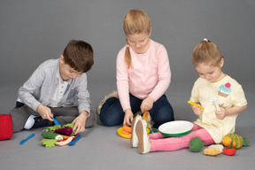 Niños preparando el almuerzo de verduras de imitación