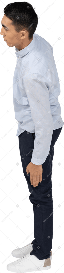Hombre en ropa casual de pie