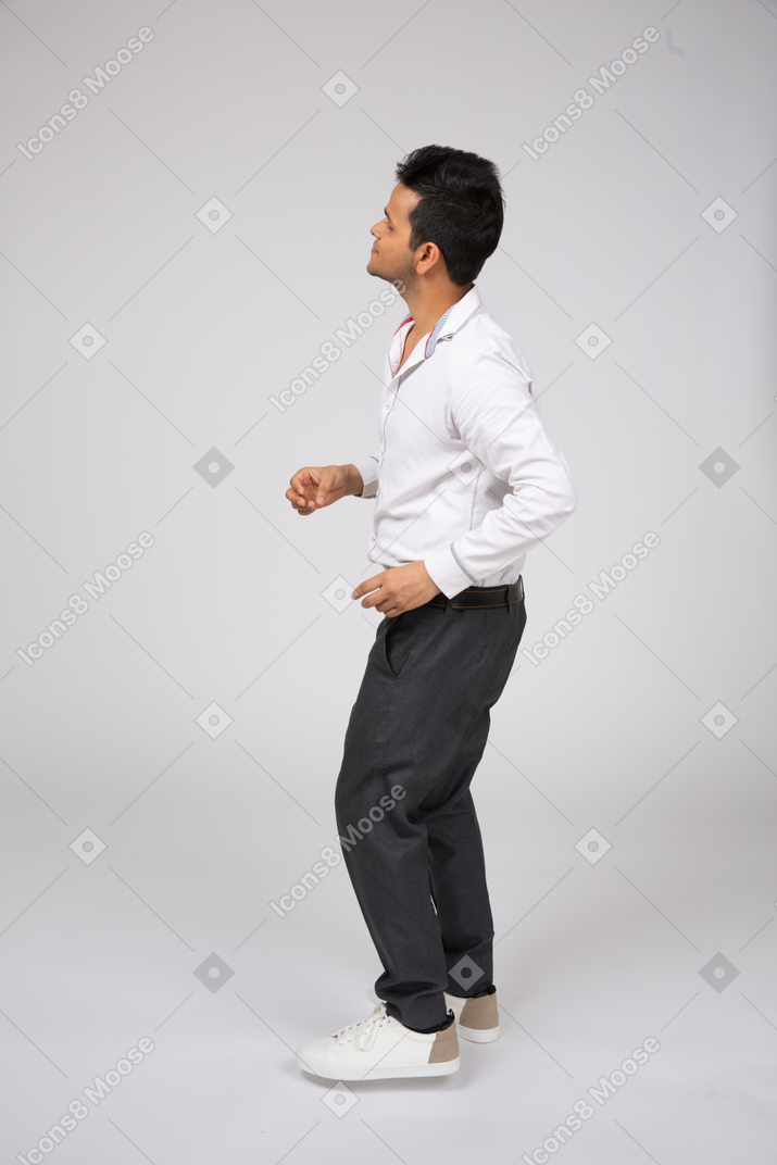 Uomo in camicia bianca a piedi