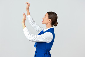 Assistente de vôo bonito em um uniforme azul