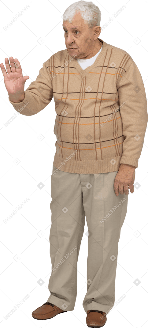 Vista frontale di un uomo anziano in abiti casual che mostra il gesto di arresto