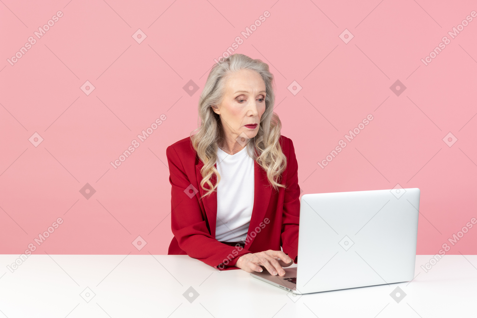 Donna invecchiata che lavora al computer