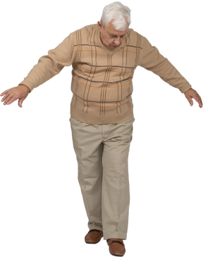 Vista frontal de un anciano con ropa informal caminando hacia adelante con los brazos extendidos