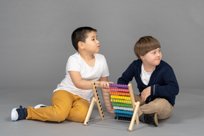 Zwei kinder schauen seitwärts