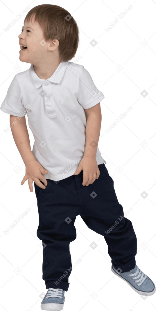 Vista frontal de um menino sorrindo largamente para a esquerda