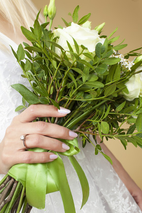 Mariée tenant un bouquet de mariée