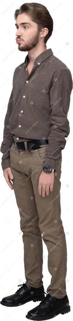 Vue de trois quarts d'un jeune homme faisant la moue en tenue de bureau