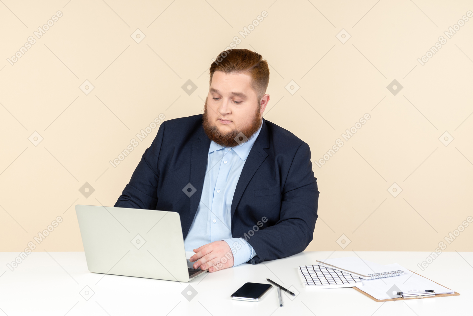 Jovem trabalhador de escritório com excesso de peso, sentado na mesa do escritório e trabalhando
