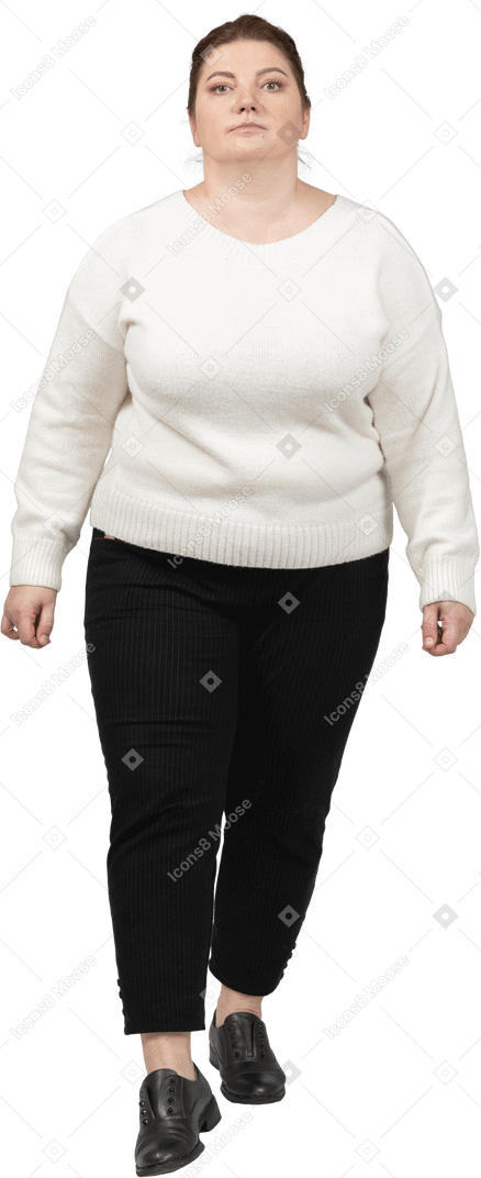 Vista frontale di una donna grassoccia in abiti casual che guarda l'obbiettivo