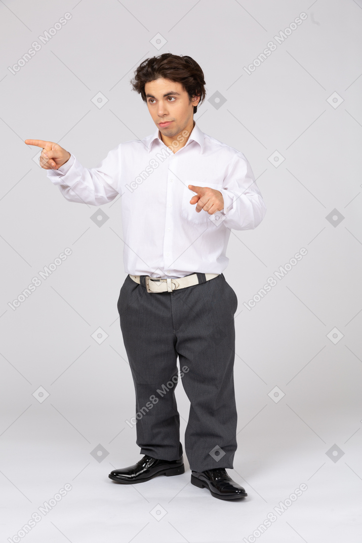 Jeune homme pointant avec deux index