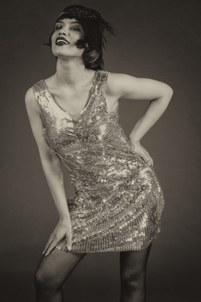 Femme sensuelle de style rétro posant en robe à paillettes