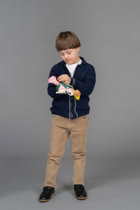 Retrato de um menino segurando um brinquedo de pelúcia