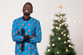 Jeune homme heureux de noël à venir