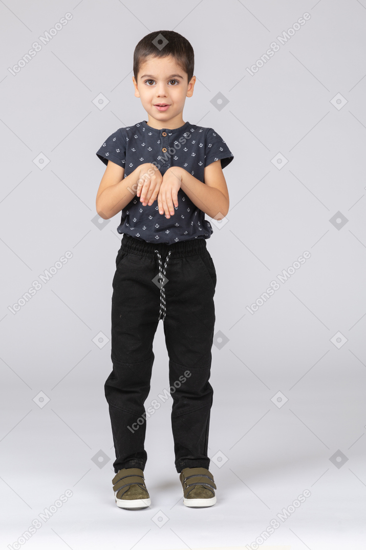 Vista frontal de un chico lindo en ropa casual mirando a la cámara
