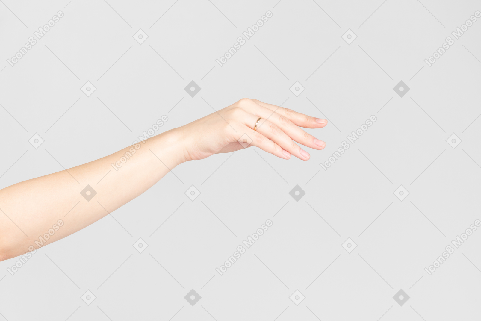 Weibliche hand mit ring drauf
