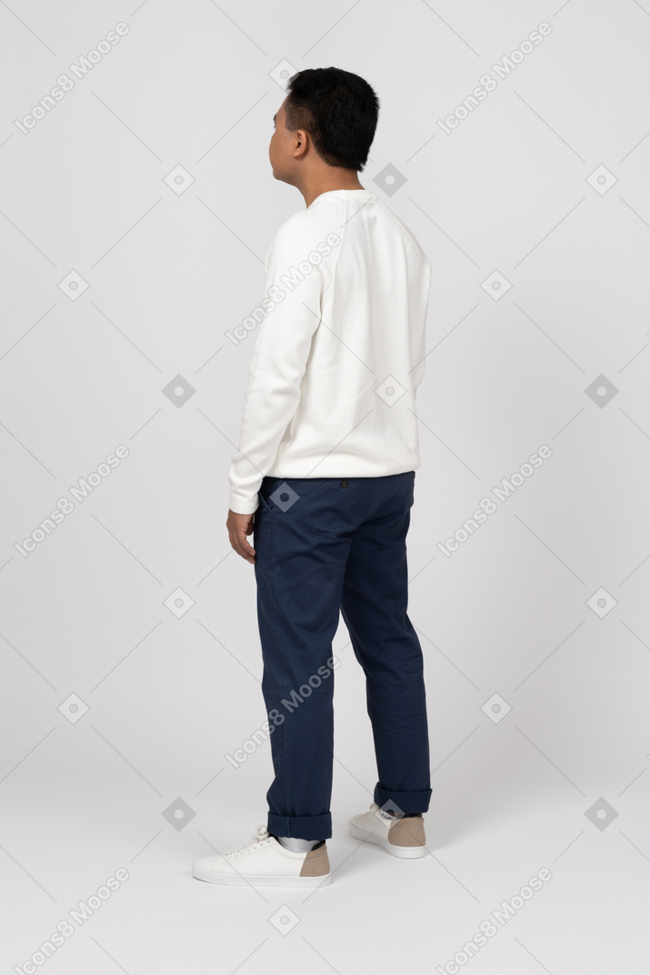 Mann in einem weißen pullover stehend
