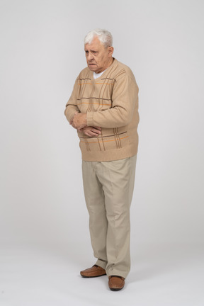 Triste anciano con ropa informal parado