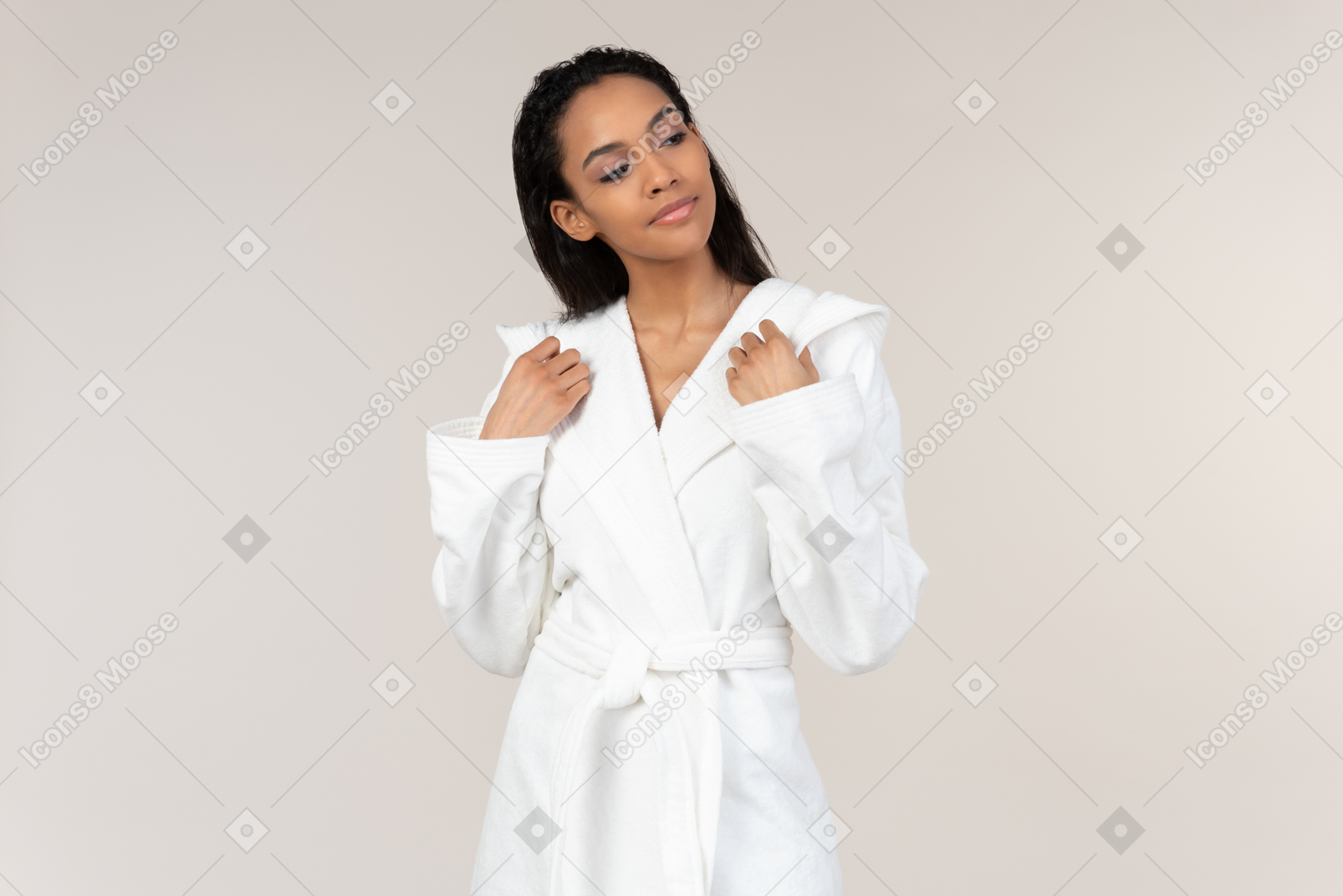 彼女の朝の日課について行く白いバスローブで黒人女性