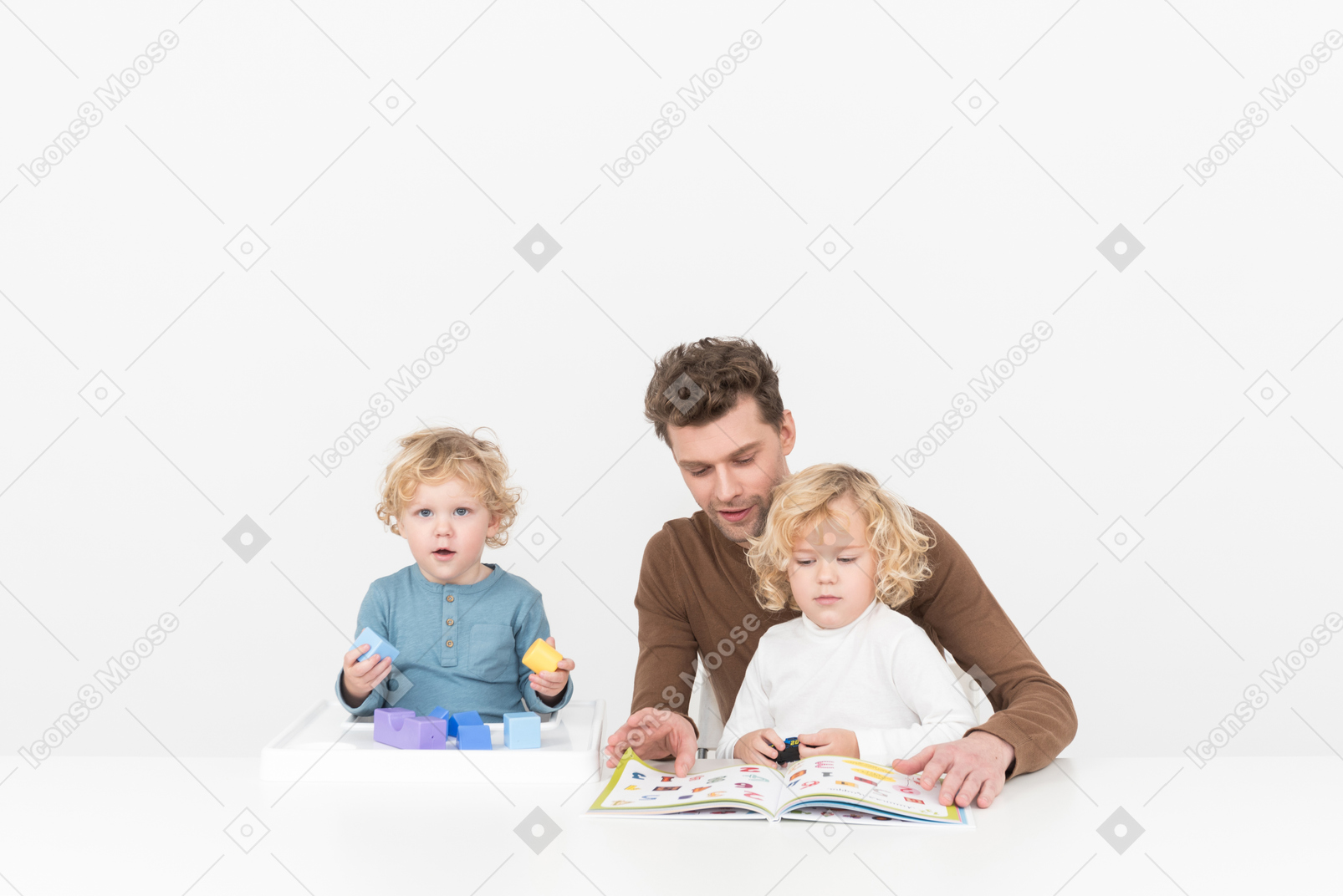 Padre che gioca e legge con i suoi figli