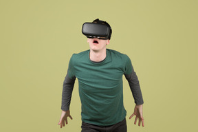 Erstaunter mann im virtual-reality-headset