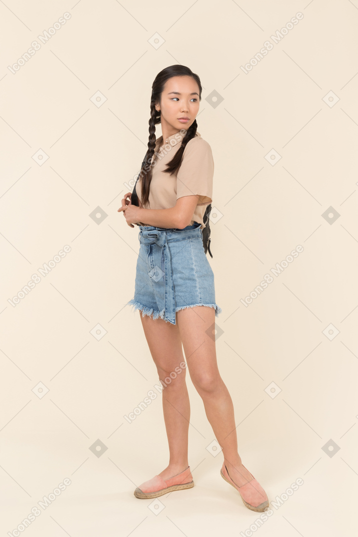 Vista frontale di una giovane donna asiatica in abiti casual