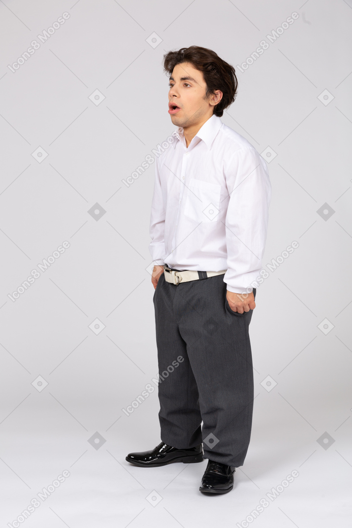 Молодой человек в формальной одежде зевает