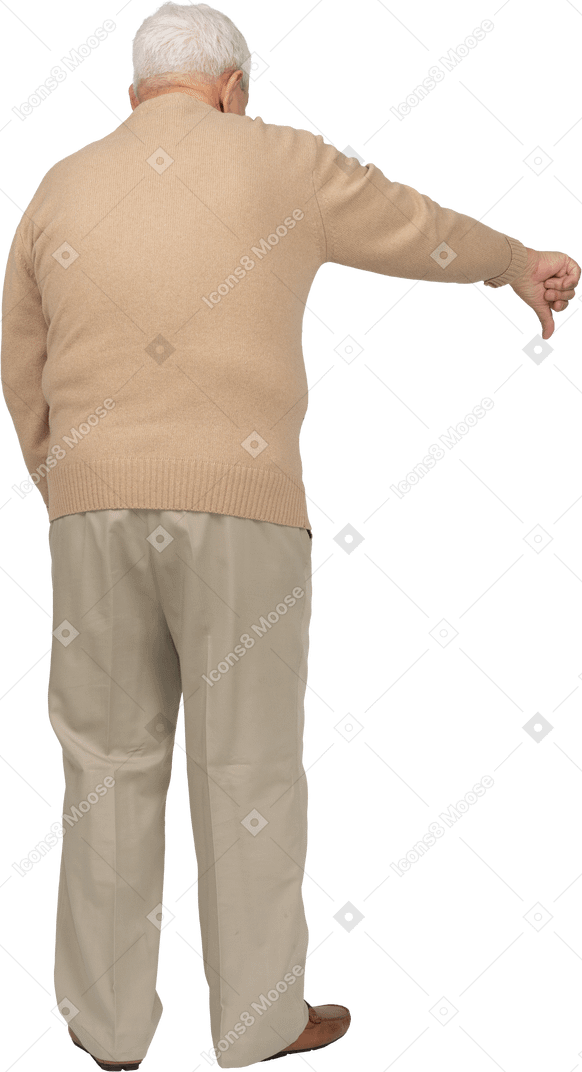 Vista trasera de un anciano con ropa informal que muestra el pulgar hacia abajo